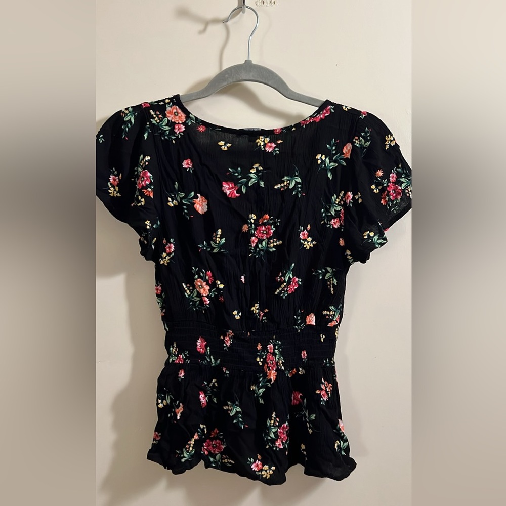 Floral Ambiance Blouse 🌸 - Picture 2 of 5